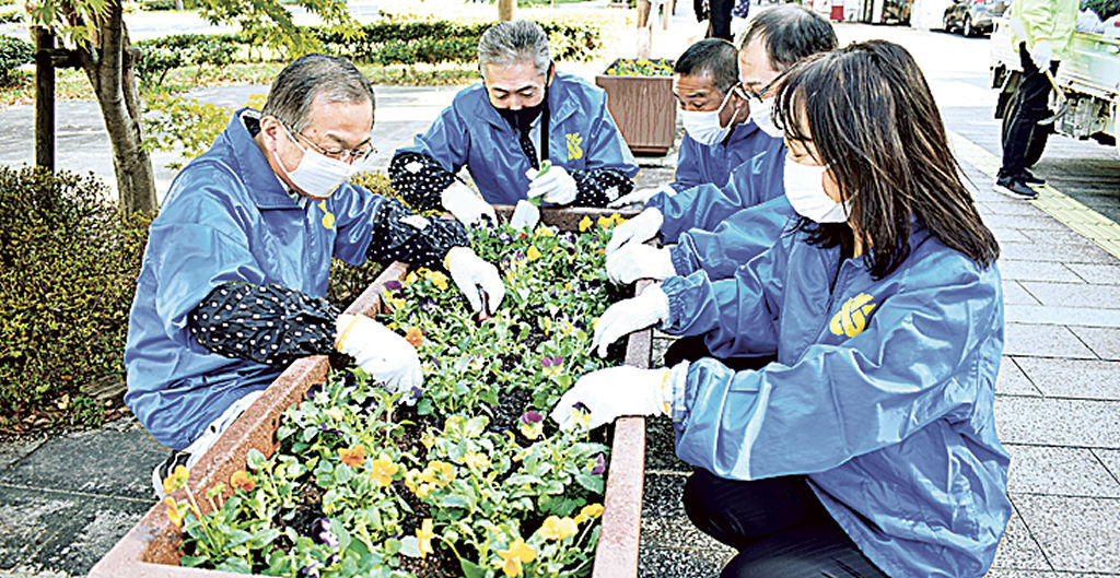 約４００株のビオラの苗を植えた活動＝浜松市中区の浜松青色会館