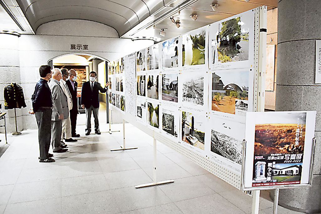浜松大空襲の悲惨さなどを伝える写真展＝浜松市中区の浜松復興記念館