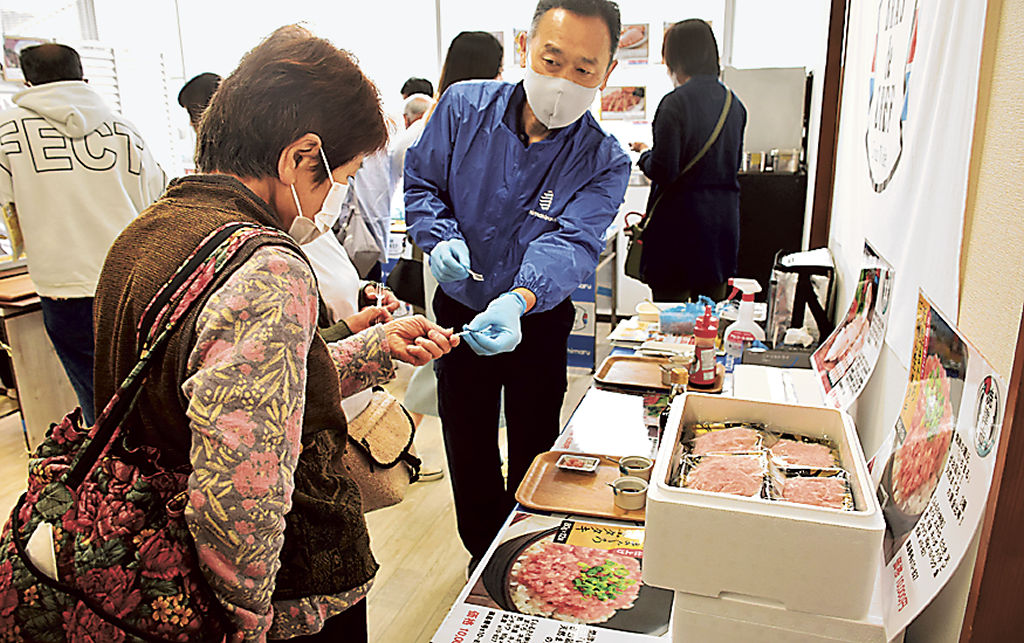 いちまるのふるさと納税お礼品の試食コーナー＝焼津市浜当目のいちまる食品工場