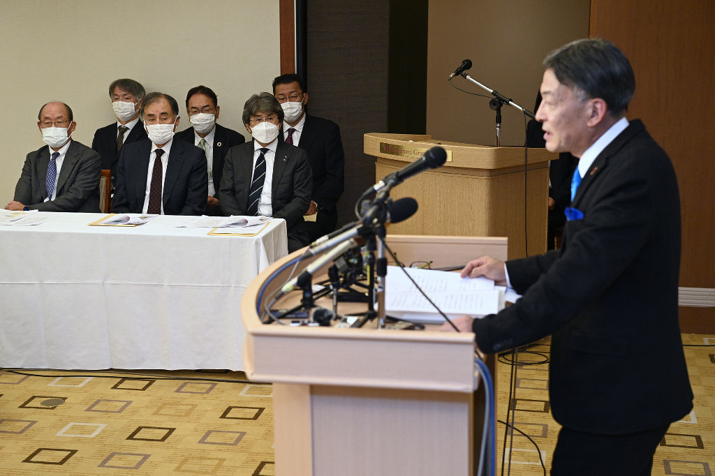 難波喬司氏（右）の静岡市長選出馬表明会見に参加した静岡市の経済人＝１１日午後、同市葵区
