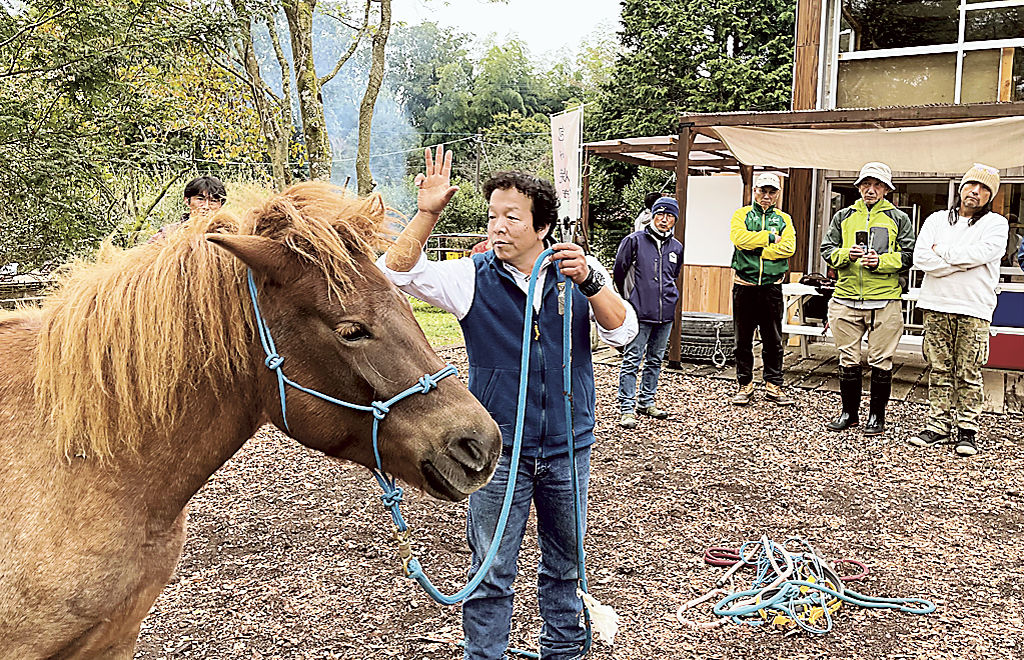 馬とのコミュニケーションの取り方を紹介する宮田さん＝富士宮市粟倉
