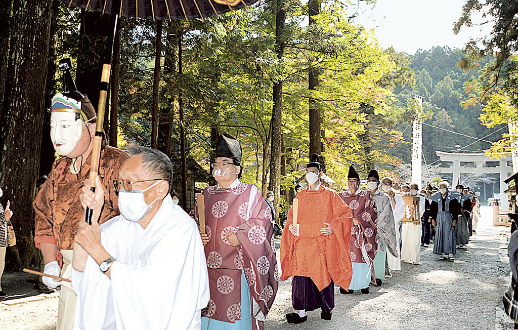 奈良・天平時代の装束をまとい、小国神社に参向する国司一行＝森町一宮の小国神社