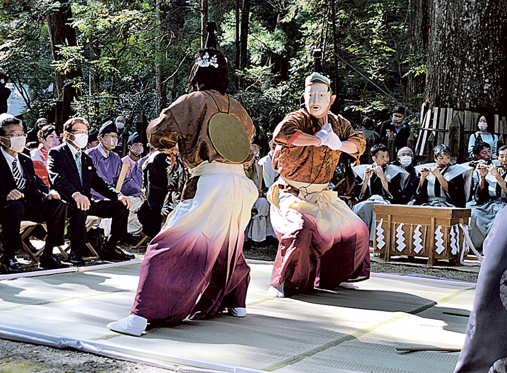 古式十二段舞楽の一つ「色香舞」を奉納した＝森町一宮の小国神社
