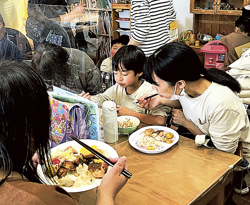 マダイを使用した料理をほおばる子どもら＝静岡市葵区の子ども食堂「しずおかキッズカフェ」