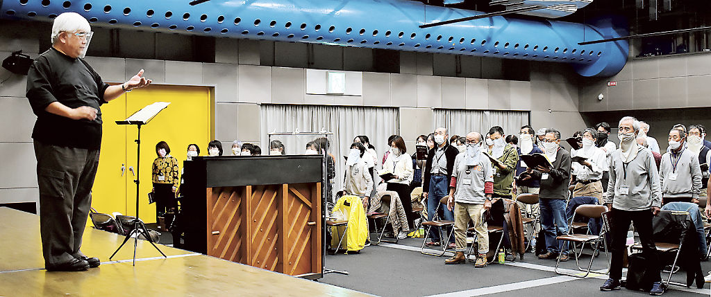 本番に向けた練習に取り組む合唱団メンバーら＝浜松市中区の浜松科学館