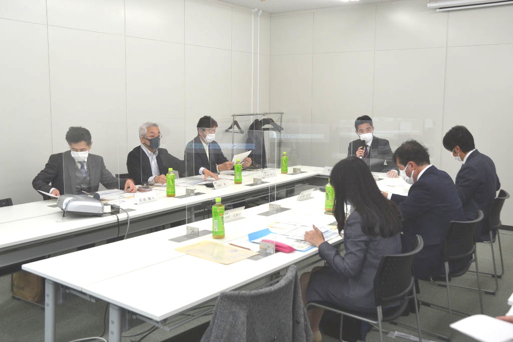 施設整備の課題などの意見を出し合った検討委員会＝１４日午前、静岡市葵区