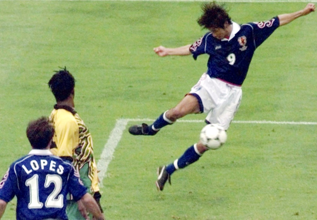 １９９８年のフランス大会で、Ｗ杯の日本初得点となるボレーシュートを決めた中山雅史＝リヨンのジェルラ