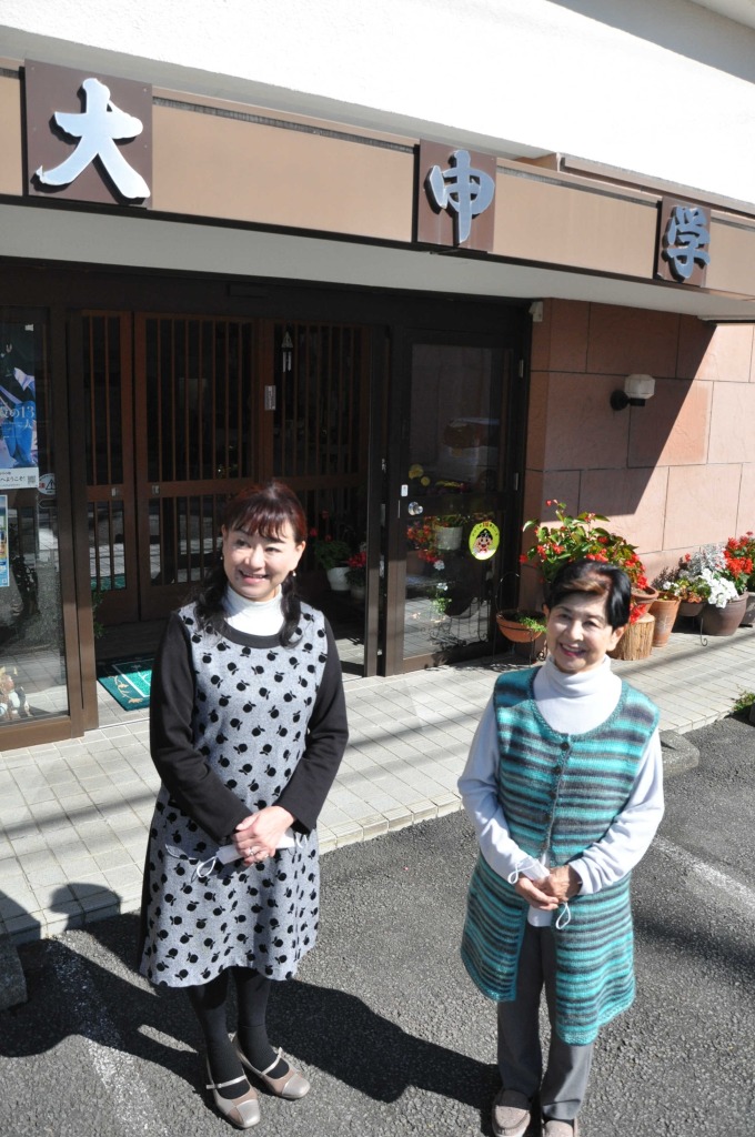 大申学・大おかみの米山芳子さん（右）とおかみの美紀さん。大申学はかつて富士講の登山者を受け入れていた
