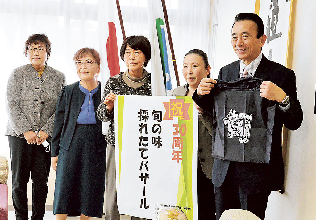 鈴木市長（右）に３０周年記念バザールをＰＲする河島会長（右から２人目）ら＝浜松市役所
