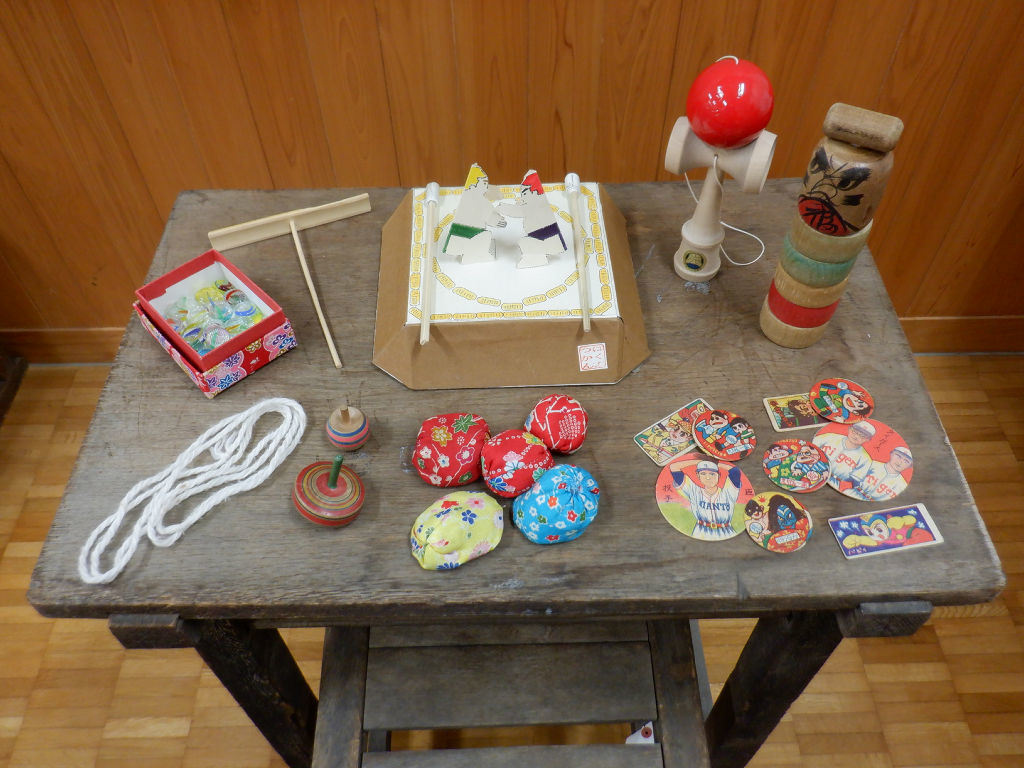サロンで使われる昭和時代の懐かしい遊び道具（藤枝市郷土博物館・文学館提供）