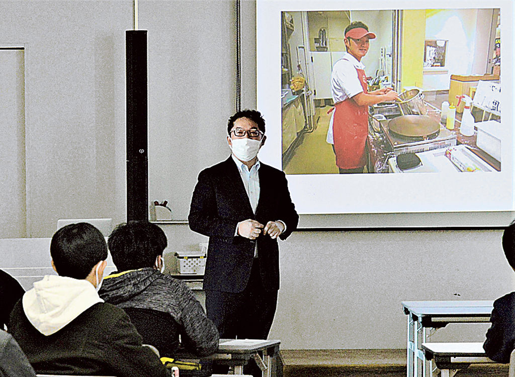 ロボット開発の秘話を紹介する森さん＝浜松市中区の浜松未来総合専門学校