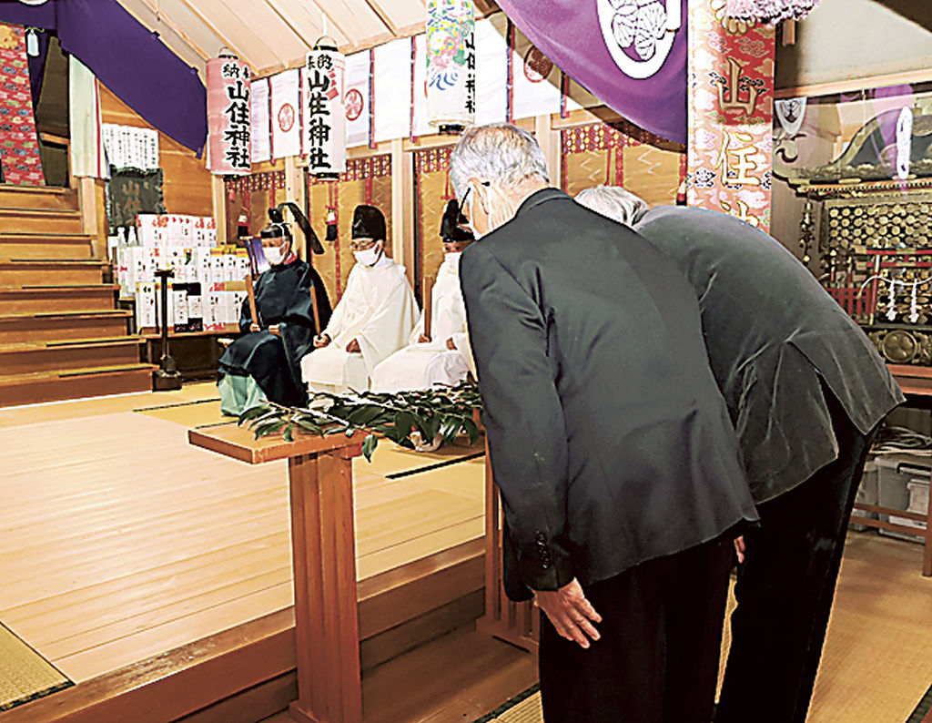 厳かな雰囲気の中、玉串を供える来賓＝浜松市天竜区水窪町の山住神社