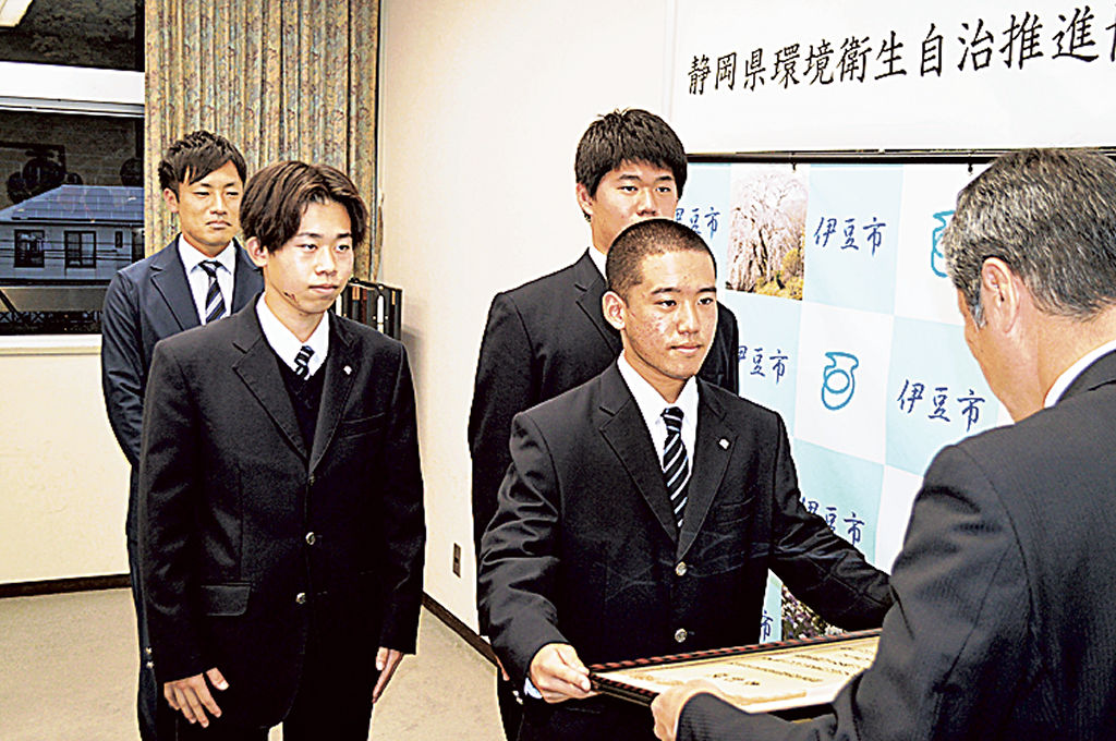 菊地市長（右）から表彰状を受け取る依田会長＝伊豆市役所