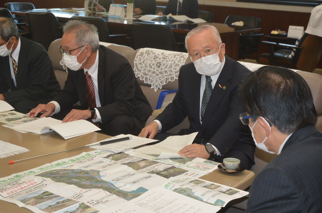 被災状況などを説明する杉本基久雄市長（右から２人目）＝１８日午後、県庁
