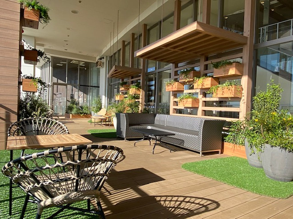 テーブルやソファを設置して刷新した２階の屋外テラス＝浜松市西区のイオンモール浜松志都呂