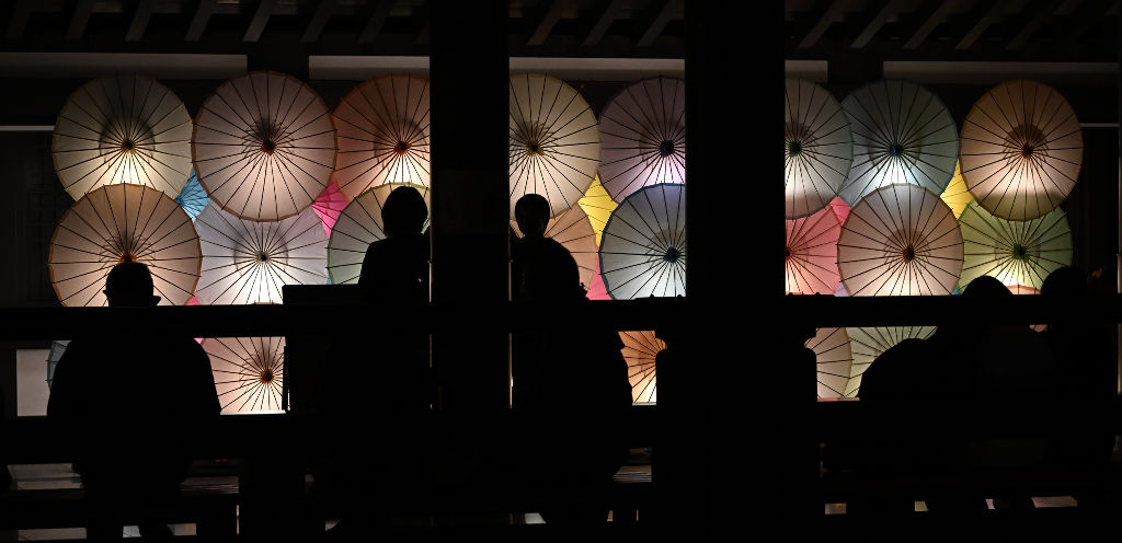 ライトアップが始まった和傘のアート＝袋井市の法多山尊永寺（浜松総局・二神亨）