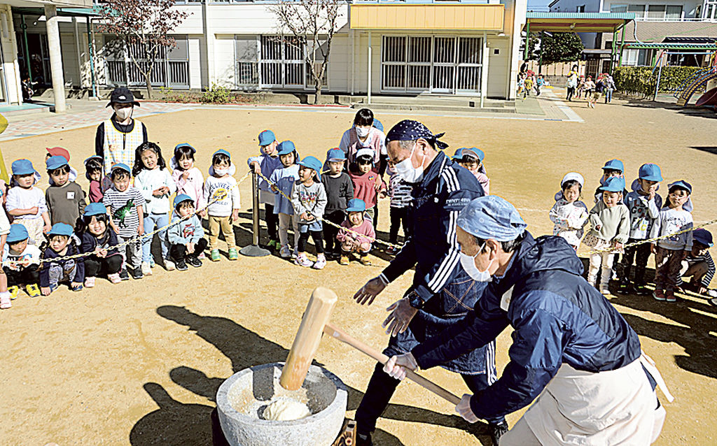 餅つきを見学する園児たち＝浜松市浜北区の北浜幼稚園