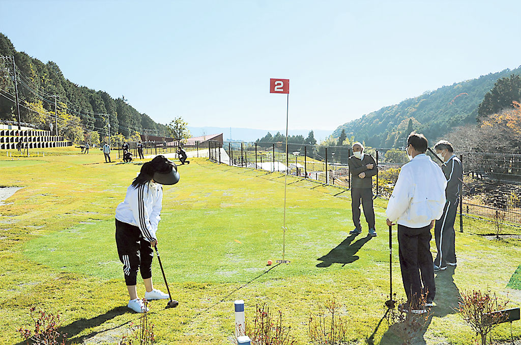 完成したばかりのパークゴルフ場で楽しむ住民ら＝長泉町元長窪のパークゴルフ場