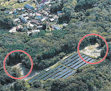 ソーラーパネル脇の急斜面に造成された盛り土(赤い囲み)。住民は集落(左上)への崩落を懸念する=10月、函南町丹那(本社ヘリ「ジェリコ1号」から)