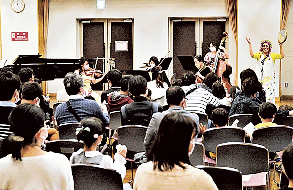 生の音楽を披露する奏者＝浜松市中区のあいホール