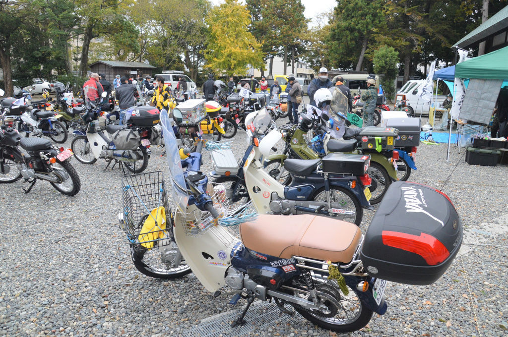 全国からカブのカスタム車が集まったミーティングイベント＝浜松市東区の大歳神社