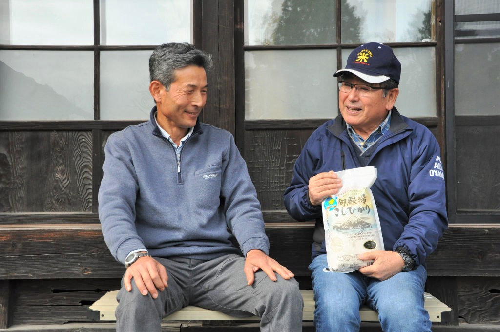 収穫したピロール米を手に展望を語る遠藤会長（右）と林事務局長＝小山町