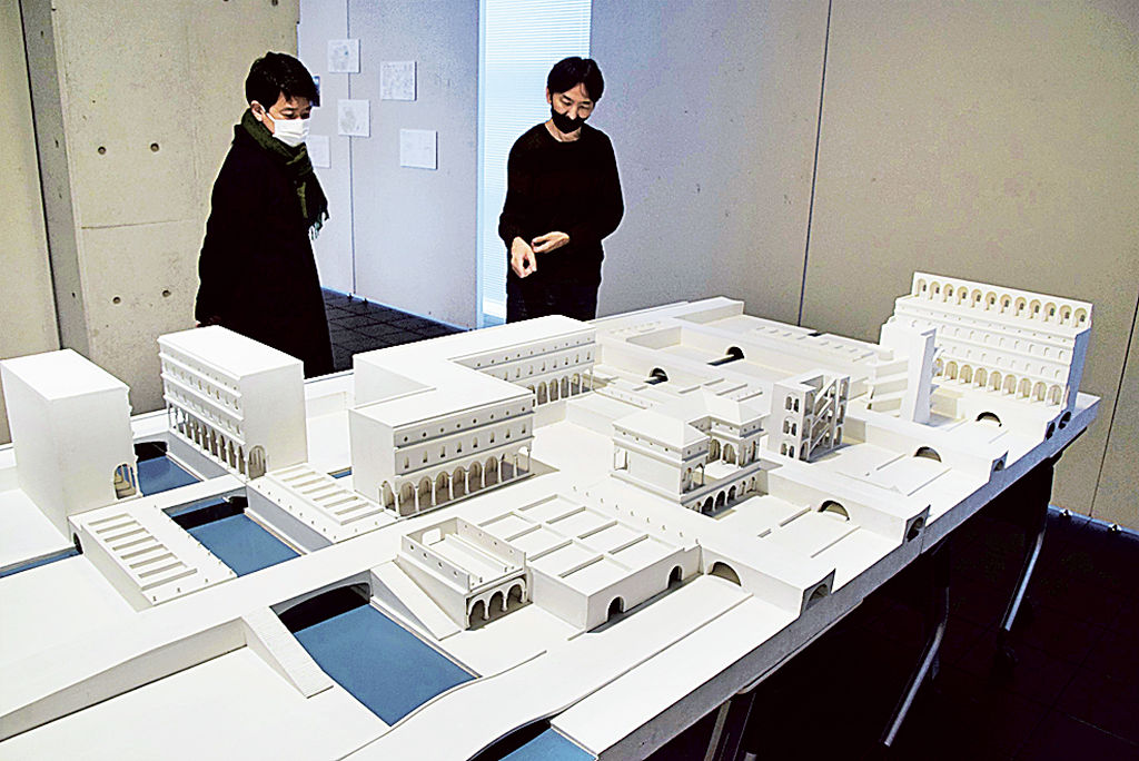 会場に展示されているダビンチの理想都市模型＝浜松市中区の静岡文化芸術大