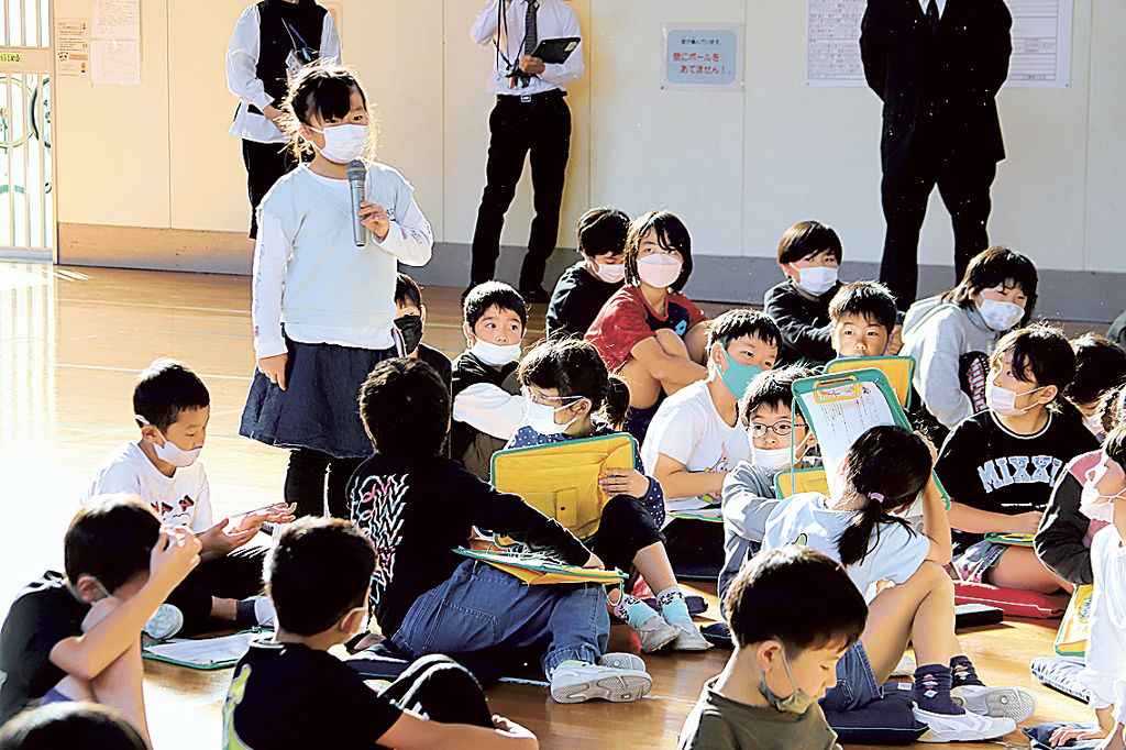健康に悪影響を与えないためにできることを話し合う児童ら＝１１月上旬、静岡市葵区の松野小
