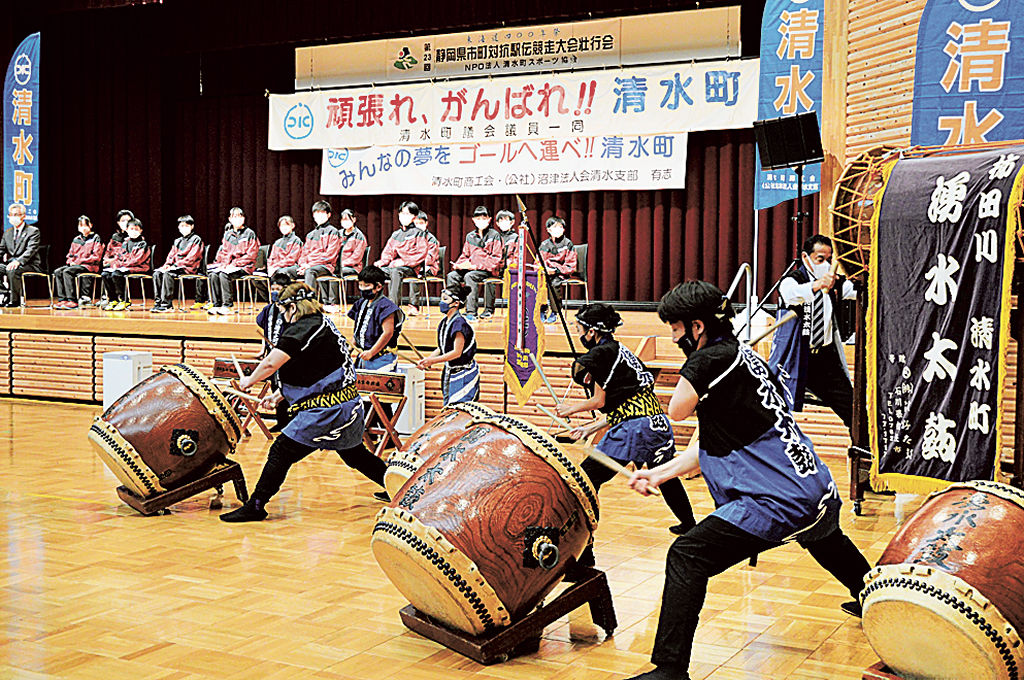 関町長らによる和太鼓の演奏で激励を受ける選手ら＝清水町地域交流センター