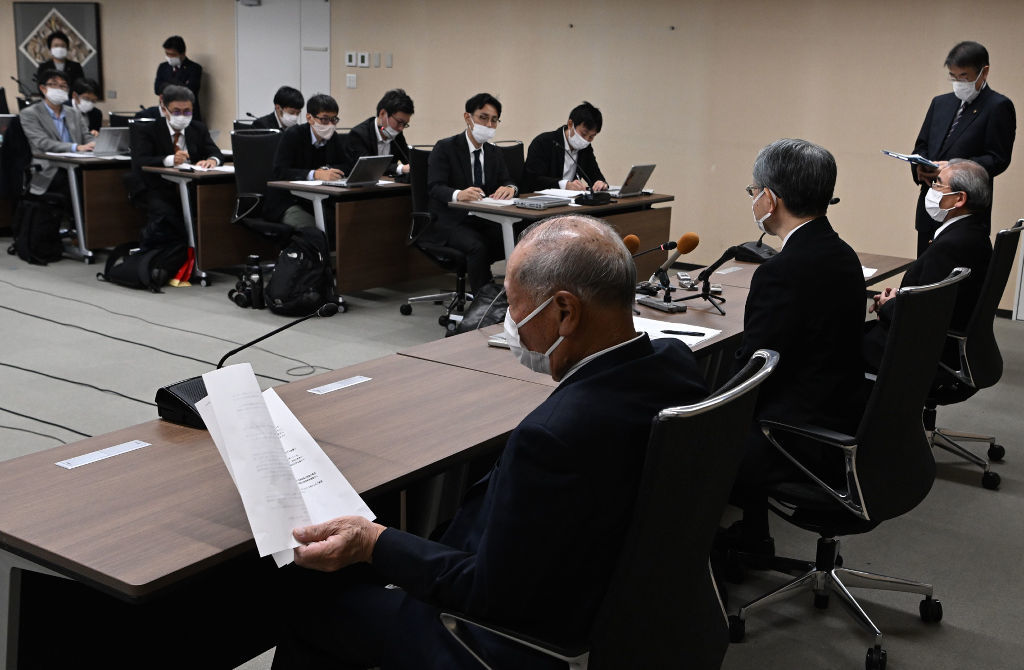 浜松市長選への立候補を表明する中野祐介氏（手前中央）。記者会見には自民と経済界の関係者も同席した＝１４日、浜松市役所