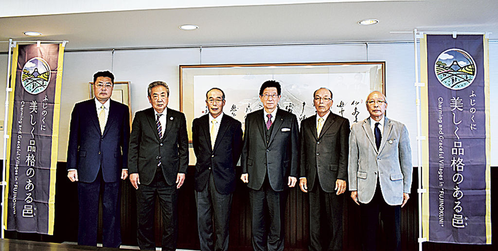 川勝知事（右から３人目）に取り組みを報告した代表者ら＝県庁