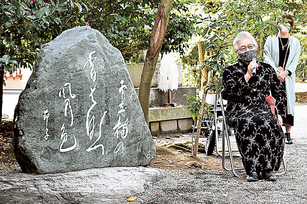 句碑の除幕式であいさつする笹瀬さん＝浜松市中区の浜松八幡宮