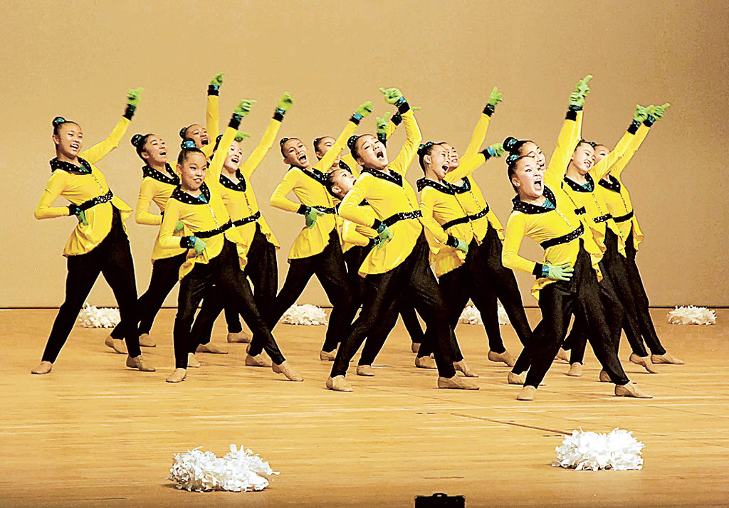壮行会で演技を繰り広げる「Ｔ－ｇｉｒｌ」のメンバー＝富士市のロゼシアター