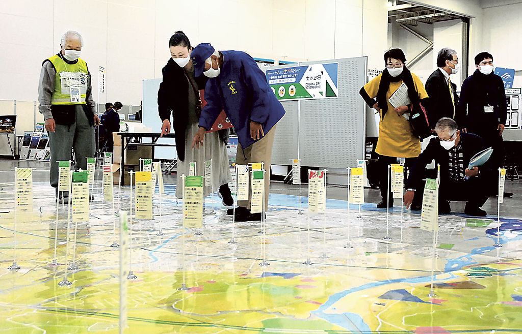 富士市の巨大マップを歩いて地域の避難計画を確かめる来場者＝同市のふじさんめっせ