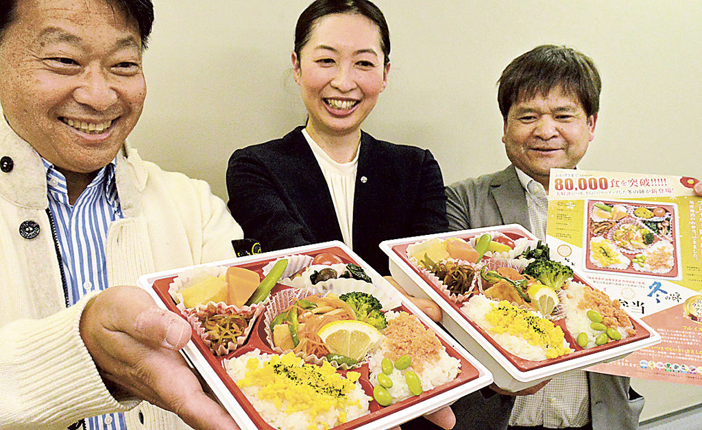 １２月１日に発売する浜松パワーフード弁当「２１品目の風味豊かな栄養はなまる弁当　冬の陣」。昨年からメニューを一新し、塩分も過去最少に抑えた＝浜松市役所