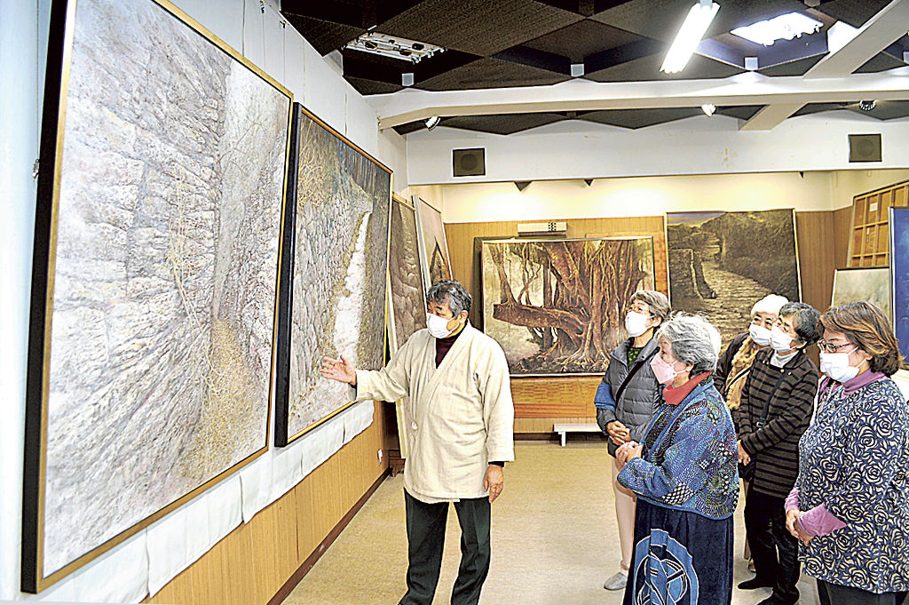 日常の風景を描いた日本画が並ぶ作品展＝伊豆の国市奈古谷
