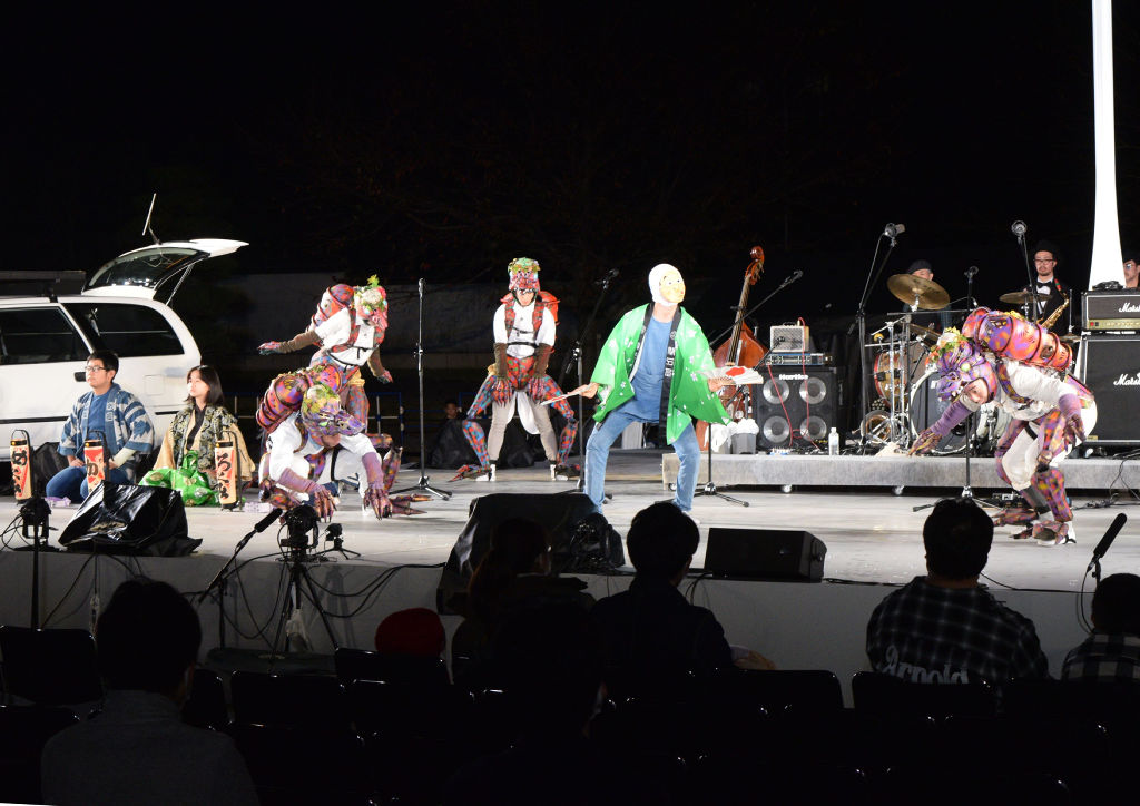 多彩なパフォーマンスが融合する「東京キャラバンｔｈｅ２ｎｄ」の舞台＝２６日午後、静岡市葵区の駿府城公園