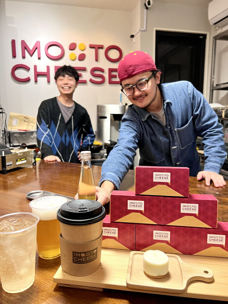 三島馬鈴薯と紅はるかを使ったスイーツ「いもかん」と一緒にコーヒーやお酒を提供する田中さん（左）と高田さん＝三島市大社町のいもとチーズ