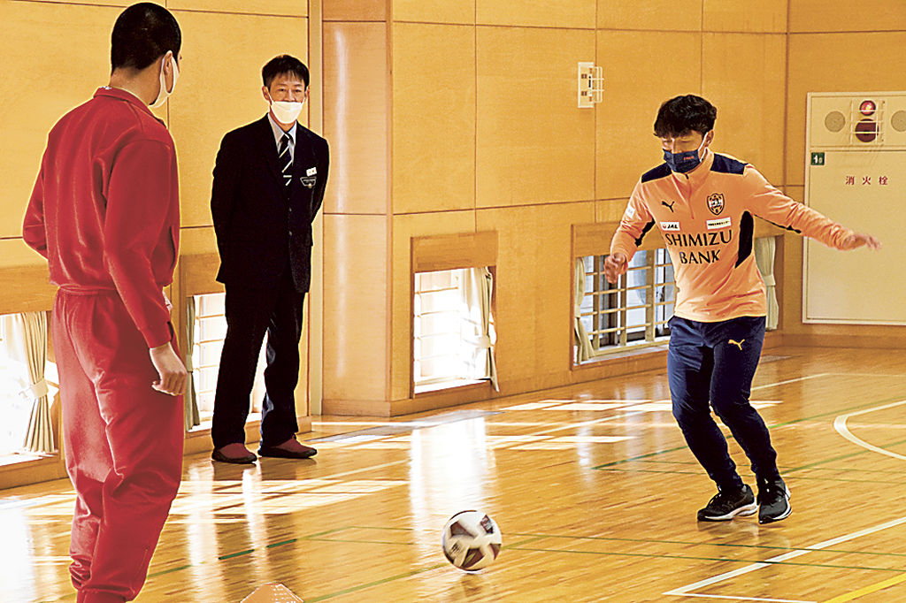 少年にサッカー指導する山原選手（右）＝静岡市葵区の駿府学園