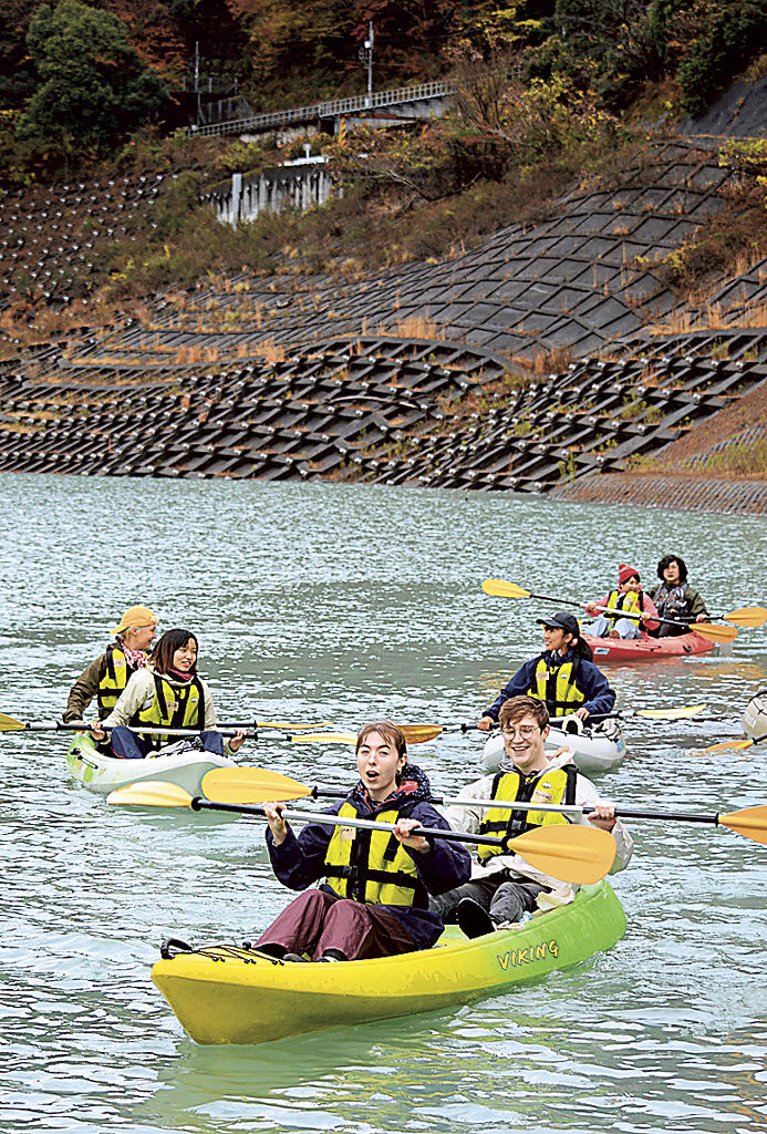岩科さん（右から３人目）が企画し、在住外国人を招いて行われたカヤック体験ツアー＝川根本町の接岨湖