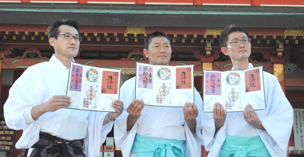 ３社合同の朱印を披露する（左から）浜松八幡宮の桑島宮司、五社神社の吉田権禰宜、井伊谷宮の岡部権禰宜＝浜松市中区の五社神社