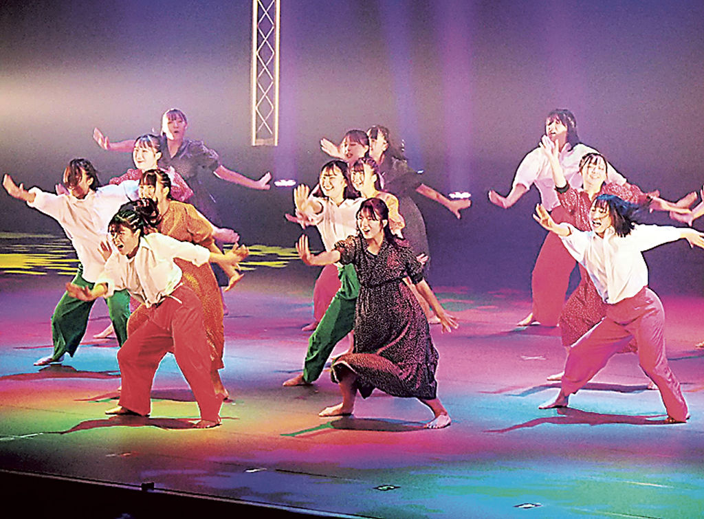 躍動感あふれるダンスを披露する出演者＝磐田市上新屋の市民文化会館かたりあ