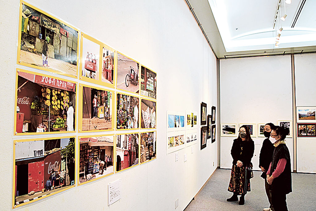 女性メンバーによる個性豊かな写真が並ぶ作品展＝浜松市中区のクリエート浜松