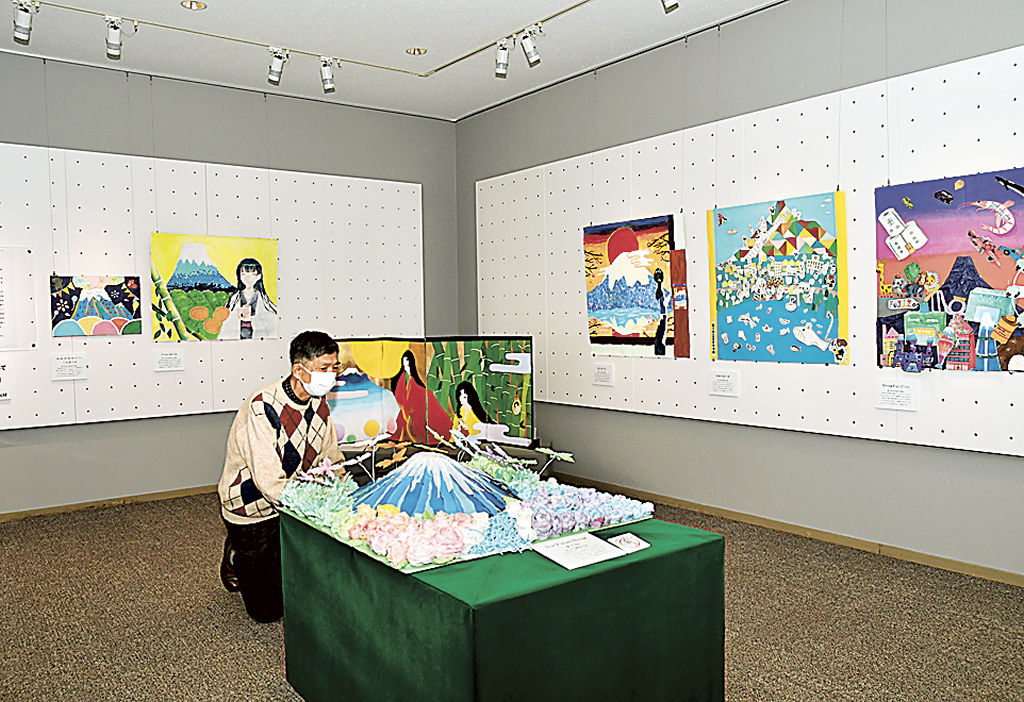 中学生が夢や希望から連想して制作した作品展＝富士市の富士山かぐや姫ミュージアム