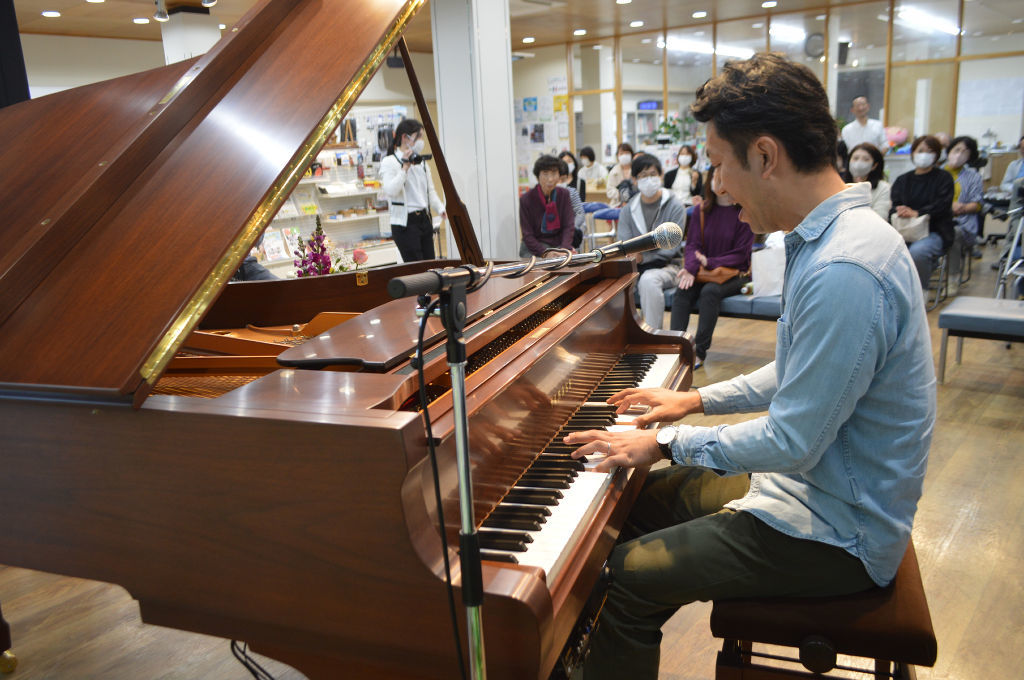 ３カ月で習得した曲をピアノで弾く受講生＝１１月中旬、掛川市御所原