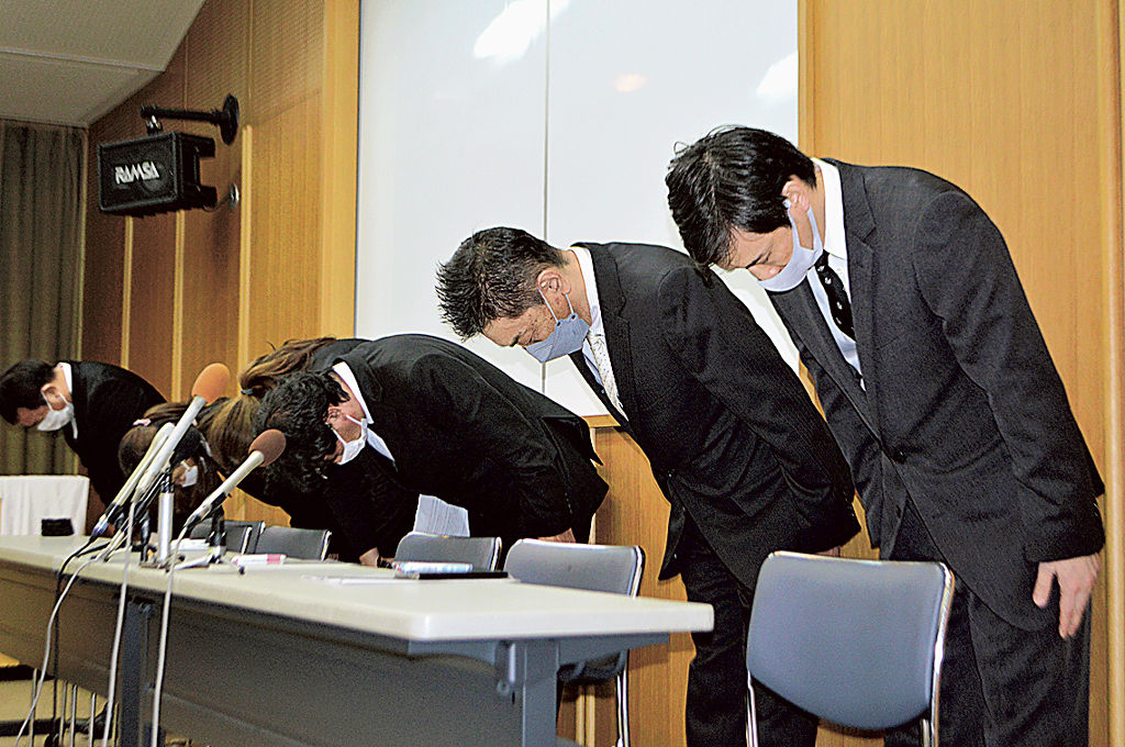 保護者説明会で謝罪するさくら保育園の関係者=29日午後、裾野市民文化センター