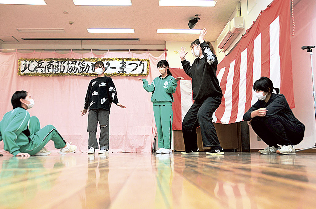 演技を披露する浜名中の生徒（左と左から３人目）と静岡文化芸術大の学生＝浜松市浜北区の北浜南部協働センター