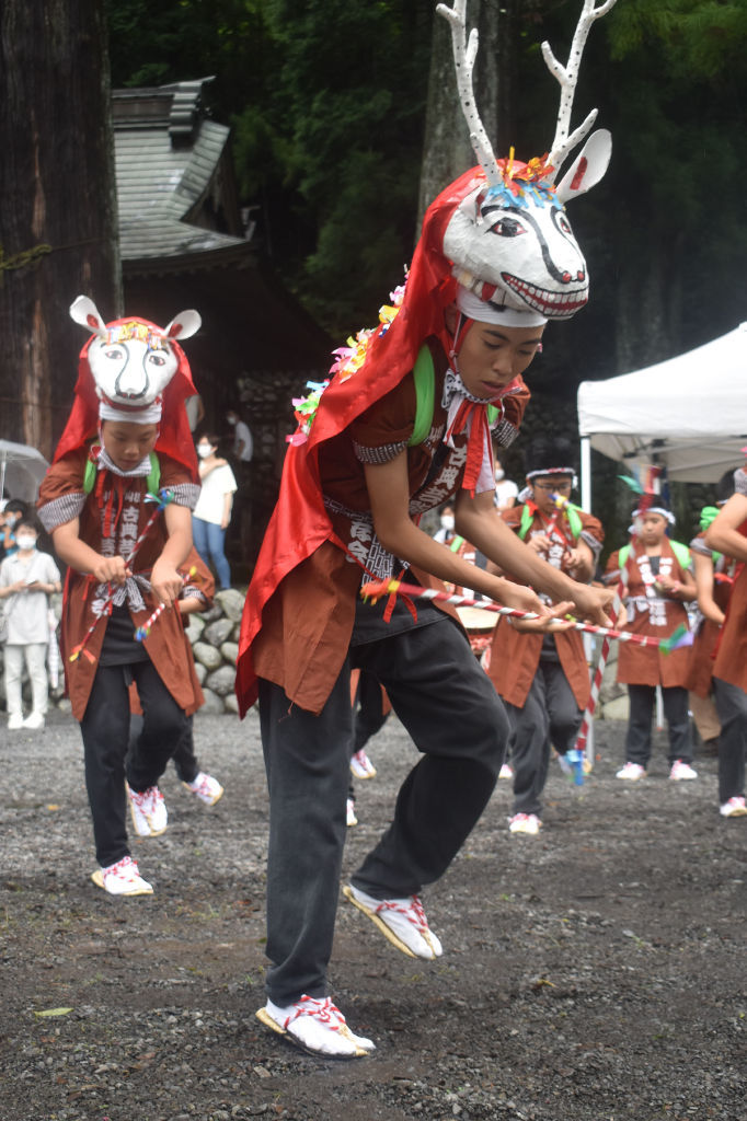 徳山の盆踊で「鹿ん舞」を披露する地元の小中学生＝２０２１年８月、川根本町徳山の浅間神社