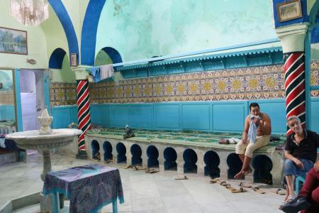 チュニジア・チュニス旧市街のハンマーム「カシャシーン」の休憩室＝８月（共同）