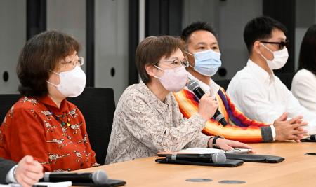 同性婚を巡る訴訟の判決後、記者会見する原告の小川葉子さん（左から２人目）ら＝１１月３０日午後、東京都港区